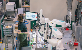Danfoss automatizuje montáž ventilov s dvojramennými robotmi